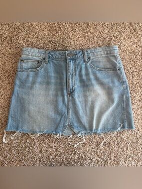 BDG Denim Mini Skirt Light Wash Distressed Raw Hem Women’s Size L